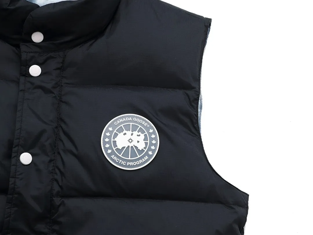 P480 Black] Canadagoose/Canada Goose White Label Glacier Down Vest Canada Goose's new "Northern Lights Series" down vest Canada Goose's new "Northern Lights" Northern Lights White Label Down Vest is on sale! The light and layered colors give people the feeling of being trapped in the mist around icebergs and glaciers. It can be said to be very dreamy! Original YKK zipper, Size:XS-XXL